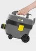 A hand is holding the handle of a Karcher vacuum cleaner. Náhled obrázku produktu
