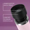 Close-up of a pink travel mug with black lid, highlighting features with text labels. Produktbild-Vorschau