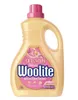 A bottle of Woolite laundry detergent with "Keratin Therapy" and "Delicates, Wool" labels. Podgląd zdjęcia produktu