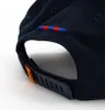 Close-up view of the back of a navy blue baseball cap. Anteprima dell’immagine prodotto