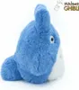 A close-up side view of a blue Totoro plush toy. Voir les images du produit