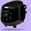 A black digital rice cooker is shown from a slightly elevated front-side angle against a light purple background. Dimensions are indicated with lines and text. Anteprima dell’immagine prodotto