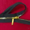 Detailaufnahme schwarz-gold Produktbild-Vorschau