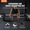 A man is lifting weights on a gym floor mat. The mat is black with small white flecks. There are three circular insets at the bottom of the image highlighting product features. Voir les images du produit