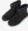 A pair of black BEARPAW Alyssa boots on a white background. Produktbild-Vorschau