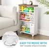 A slim storage cart filled with various food items is placed next to a sofa. A close-up inset shows a wheel with a 360-degree rotation indicator. Anteprima dell’immagine prodotto