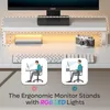 A desk setup with a monitor stand, keyboard, and decorative items, illustrating ergonomic posture. Anteprima dell’immagine prodotto