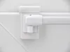 A close-up view of a white adjustable curtain rod bracket and rod. Produktbild-Vorschau