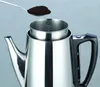 A close-up shot of a coffee percolator with coffee grounds being added. Anteprima dell’immagine prodotto