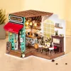 A miniature dollhouse model of a coffee shop called Simon's Coffee. Anteprima dell’immagine prodotto