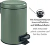 A green pedal bin with a close-up inset showing its removable plastic container and bin liner holder, accompanied by German and English text describing these features. Náhled obrázku produktu
