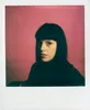 A portrait of a woman with a black bob haircut against a pink background. Voir les images du produit