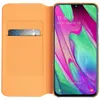 An orange flip case for a smartphone is shown open, with a credit card inserted into a slot on the left side and the smartphone displayed on the right. Produktbild-Vorschau