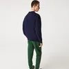 A man wearing a blue sweatshirt and green sweatpants, shown from the back. Anteprima dell’immagine prodotto