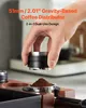 A person's hand holding a coffee distributor over a portafilter filled with coffee grounds. Voir les images du produit