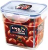 A clear, well-lit studio shot of a Lock & Lock food storage container filled with tomatoes. Voir les images du produit