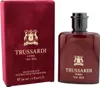 Eleganter Duft Trussardi The Red für Herren, roter Flakon mit schwarzem Deckel neben edler samtiger Verpackung in Dunkelrot. Produktbild-Vorschau