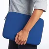 A person holding a blue laptop sleeve. Produktbild-Vorschau