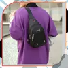 A person wearing a purple sweatshirt and a black sling bag. Voir les images du produit