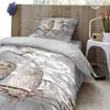 A bed with bedding featuring a snowy owl print, set against a wooden headboard. Produktbild-Vorschau