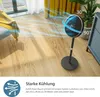 A floor fan is shown in a room with wooden floors. Airflow from the fan is visualized with blue lines. Text overlays provide product information. Anteprima dell’immagine prodotto