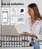 Frau hält ein Blatt Gewürzetiketten neben einer Infografik mit 12 klaren Gewürzgläsern, 24 Shaker-Einsätzen, einem zusammenklappbaren Silikontrichter, einer Reinigungsbürste und 142 weißen Etiketten Produktbild-Vorschau