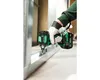 A person wearing gloves is using a cordless impact driver to screw into a metal frame. Voir les images du produit