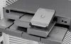 A close-up view of a server rack with multiple hard drive bays, one of which is partially extended and holds a hard drive. Another hard drive is placed on top of the extended bay. Anteprima dell’immagine prodotto