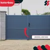 A blue gate with a black handle, set against a gravel driveway and a concrete pillar. Anteprima dell’immagine prodotto