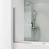 1-teiliger Badewannenaufsatz aus Glas mit Streifendekor und alufarbigem Profil auf Badewanne im Bad Produktbild-Vorschau