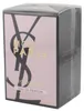 Yves Saint Laurent Mon Paris Parfumverpackung mit zartrosa Fläche, schwarzem Hochglanzlogo, goldener Schrift und weißem Etikett „Eau de Parfum“. Náhled obrázku produktu