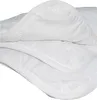 A close-up view of a white duvet, showing its quilted texture and snap closures. Produktbild-Vorschau