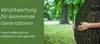 A person's hands are embracing a tree trunk in a park-like setting, with text overlayed on a green background. Produktbild-Vorschau