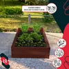 A wooden raised garden bed filled with plants, set outdoors on a gravel path with a fence and greenery in the background. Overlay graphics highlight product features. Podgląd zdjęcia produktu