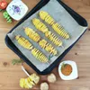 Spiral-cut potatoes on skewers are arranged on a baking sheet lined with parchment paper, with ingredients and a seasoning mix nearby. Anteprima dell’immagine prodotto