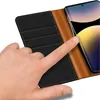 A hand is shown interacting with a phone case. Voir les images du produit