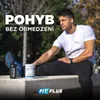A man is stretching outdoors with a bottle and a container of collagen powder next to him. Produktbild-Vorschau