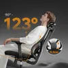 A man is reclining in an ergonomic office chair, demonstrating its adjustable features. Anteprima dell’immagine prodotto