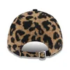 The back view of a leopard print baseball cap. Anteprima dell’immagine prodotto