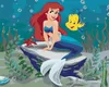 A cartoon illustration of Ariel the mermaid with her friends Flounder and Sebastian underwater. Anteprima dell’immagine prodotto