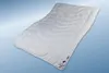 A white duvet is laid out on a gradient blue and white background. Produktbild-Vorschau