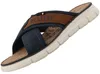 Auf dem Bild ist ein blauer flacher Schuh zu sehen der von der Außenseite dargestellt wird. Der Schuh hat eine schlichte Form und eine helle Sohle die einen modernen Look vermittelt. Produktbild-Vorschau