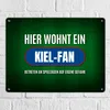 Hier wohnt ein Kiel-Fan Metallschild XXL mit Rasen Motiv Produktbild-Vorschau 7