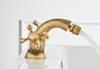 A close-up shot of a brass faucet with water flowing from it. Anteprima dell’immagine prodotto