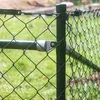 Close-up of a green chain-link fence post with a horizontal bar attached. Produktbild-Vorschau