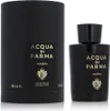 A black perfume bottle and its cylindrical packaging are displayed against a white background. Anteprima dell’immagine prodotto