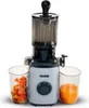Der Unold Slow Juicer Sam in Silber und Schwarz steht zwischen zwei Gläsern – eines mit Fruchtmark,  Produktbild-Vorschau