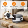 A cat litter box is shown in a room setting with a bed in the background and a cat in the foreground. Anteprima dell’immagine prodotto