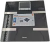A black digital scale with a label showing product information. Produktbild-Vorschau