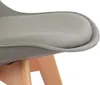 A close-up view of the armrest and leg of a gray chair with wooden legs. Voir les images du produit